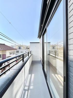 oRj[@`Balcony`@̃oRj[̑Oɂ͉_ȊOɑzՂ̂܂B󕨂₷A薾邭ĈĂ܂Bg₷JIȃoRj[ł