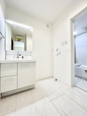 ̑@Q`Dressing Room`  \ȑ傫̐ʑ͎[鎖ȂAgȂ݃`FbN⎕ȂǁA̍QԂłzeCNȃXy[Xŗ]TƂƂĒ܂B