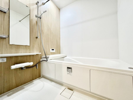 @Q`Bath Room`  LXƂ͋C̗ǂoX[B  qlƈꏏɂCɓy݁Avöy[W܂؂ȏuԁB  X̔tbVłłB