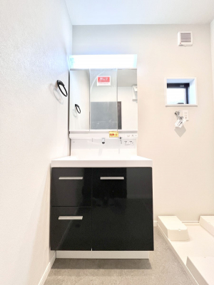 ʑEʏ@`Dressing Room`@\ȑ傫̐ʑ͎[鎖ȂAgȂ݃`FbN⎕ȂǁA̍QԂłzeCNȃXy[Xŗ]TƂƂĒ܂B