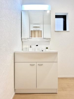 ʑEʏ@Q`Dressing Room`@\ȑ傫̐ʑ͎[鎖ȂAgȂ݃`FbN⎕ȂǁA̍QԂłzeCNȃXy[Xŗ]TƂƂĒ܂B