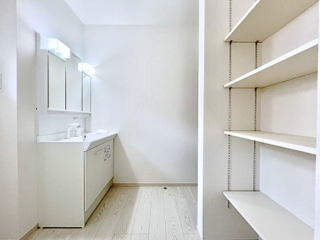ʑEʏ@`Dressing Room`@\ȑ傫̐ʑ͎[鎖ȂAgȂ݃`FbN⎕ȂǁA̍QԂłzeCNȃXy[Xŗ]TƂƂĒ܂B
