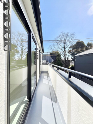oRj[@Q`Balcony`@傫ȋɈ͂܂ꂽĈƁBoRj[`ň|IȊJɕ܂܂BoRj[͗z݂zc󕨂C悭Ƃł܂B