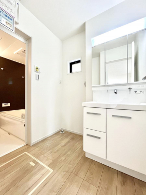 ̑@`Dressing Room`  \ȑ傫̐ʑ͎[鎖ȂAgȂ݃`FbN⎕ȂǁA̍QԂłzeCNȃXy[Xŗ]TƂƂĒ܂B