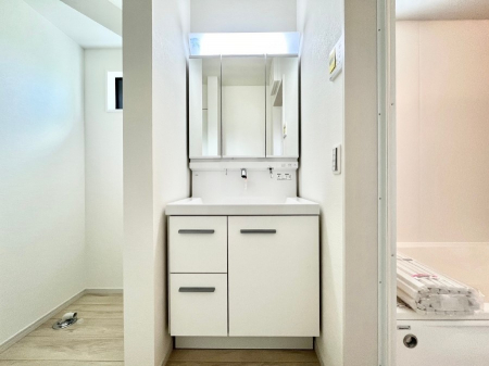 ʑEʏ@P`Dressing Room` \ȑ傫̐ʑ͎[鎖ȂAgȂ݃`FbN⎕ȂǁA̍QԂłzeCNȃXy[Xŗ]TƂƂĒ܂B