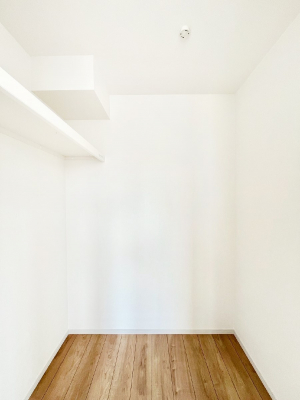 ̑@1`Walk-in Closet`@̗mĂVɂȂɂEH[NCN[[bgBmȊOɂAigȂƓdX[cP[XAXgbNiȂǉłЕtԂłB