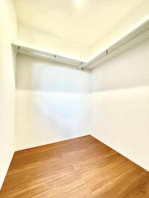 ̑@Q`Walk-in Closet`@̗mĂVɂȂɂEH[NCN[[bgBmȊOɂAigȂƓdX[cP[XAXgbNiȂǉłЕtԂłB