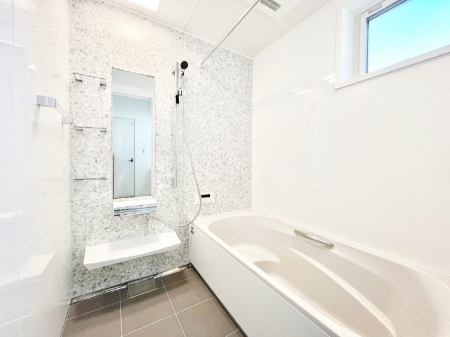 @`Bath Room`@ƑL΂ē邱Ƃ\I̔MdȃoX^CłBqlƂꏏł\ȍLȂ̂ŁArOƂ͈ƑcR̂ЂƎy݂܂B