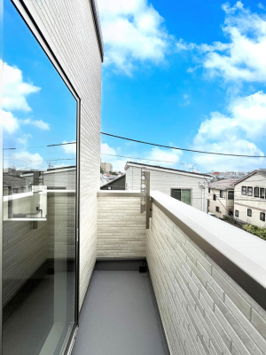 oRj[@Q`Balcony`@傫ȋɈ͂܂ꂽĈƁBoRj[`ň|IȊJɕ܂܂BoRj[͗z݂zc󕨂C悭Ƃł܂B
