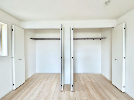 [@`Closet`@ǖʃN[[bg΃^XuKvȂAôȂXbLԂێł܂BꂽXy[XLɊpłBG߂̈ߗނ̕iȂǂՂ[o܂ˁ