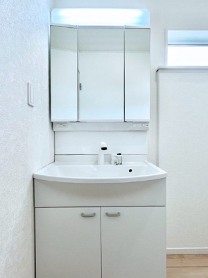 ʑEʏ@`Dressing Room`@\ȑ傫̐ʑ͎[鎖ȂAgȂ݃`FbN⎕ȂǁA̍QԂłzeCNȃXy[Xŗ]TƂƂĒ܂B