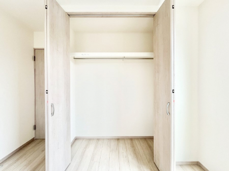 [@`Closet`@ǖʃN[[bg΃^XuKvȂAôȂXbLԂێł܂BꂽXy[XLɊpłBG߂̈ߗނ̕iȂǂՂ[o܂ˁ