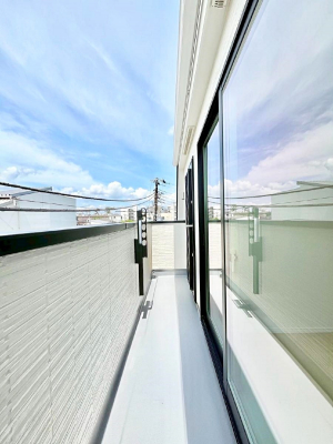 oRj[@`Balcony`@傫ȋɈ͂܂ꂽĈƁBoRj[`ň|IȊJɕ܂܂BoRj[͗z݂zc󕨂C悭Ƃł܂B
