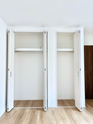 [@`Closet`@ǖʃN[[bg΃^XuKvȂAôȂXbLԂێł܂BꂽXy[XLɊpłBG߂̈ߗނ̕iȂǂՂ[o܂ˁ