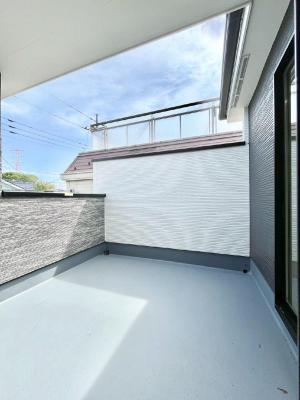 oRj[@`Balcony`@̃oRj[̑Oɂ͉_ȊOɑzՂ̂܂B󕨂₷A薾邭ĈĂ܂Bg₷JIȃoRj[ł