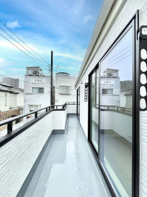 oRj[@Q`Balcony`@̃oRj[̑Oɂ͉_ȊOɑzՂ̂܂B󕨂₷A薾邭ĈĂ܂Bg₷JIȃoRj[ł