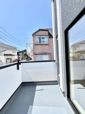 oRj[@`Balcony`@̃oRj[̑Oɂ͉_ȊOɑzՂ̂܂B󕨂₷A薾邭ĈĂ܂Bg₷JIȃoRj[ł