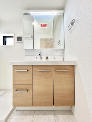 ʑEʏ@`Dressing Room`@\ȑ傫̐ʑ͎[鎖ȂAgȂ݃`FbN⎕ȂǁA̍QԂłzeCNȃXy[Xŗ]TƂƂĒ܂B