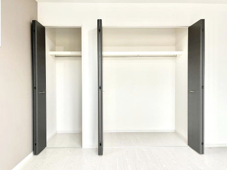 [@`Closet`@ǖʃN[[bg΃^XuKvȂAôȂXbLԂێł܂BꂽXy[XLɊpłBG߂̈ߗނ̕iȂǂՂ[o܂ˁ