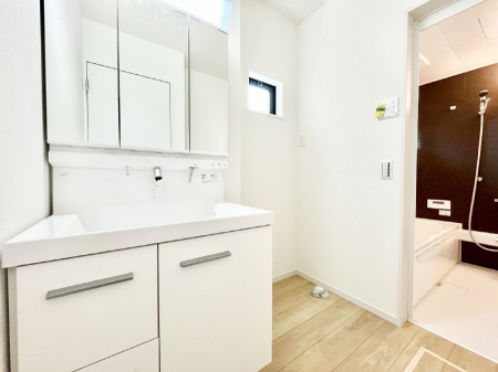 ̑@Q`Dressing Room`@邭pE_[[Bgꏊ炱AKȋԂƂȂĂ܂BVv[hbT[̗pĂ܂̂ŁAVyɏo܂B