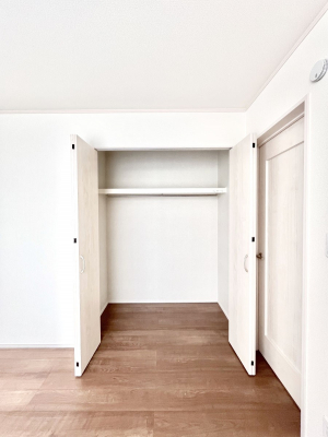 [@`Closet`@ǖʃN[[bg΃^XuKvȂAôȂXbLԂێł܂BꂽXy[XLɊpłBG߂̈ߗނ̕iȂǂՂ[o܂ˁ