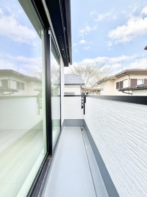 oRj[@`Balcony`@傫ȋɈ͂܂ꂽĈƁBoRj[`ň|IȊJɕ܂܂BoRj[͗z݂zc󕨂C悭Ƃł܂B