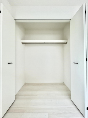 [@`Closet`@ǖʃN[[bg΃^XuKvȂAôȂXbLԂێł܂BꂽXy[XLɊpłBG߂̈ߗނ̕iȂǂՂ[o܂ˁ