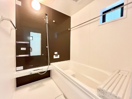 @`Bath Room`@L΂ē邱Ƃ\I̔MdȃoX^CłBqlƂꏏł\ȍLȂ̂ŁArOƂ͈ƑcR̂ЂƎy݂܂B