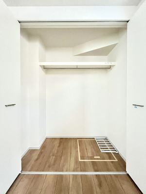 [@`Closet`@ǖʃN[[bg΃^XuKvȂAôȂXbLԂێł܂BꂽXy[XLɊpłBG߂̈ߗނ̕iȂǂՂ[o܂ˁ