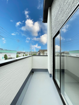 oRj[@`Balcony`@̃oRj[̑Oɂ͉_ȊOɑzՂ̂܂B󕨂₷A薾邭ĈĂ܂Bg₷JIȃoRj[ł