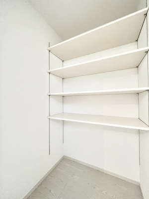 [@`Pantry`@Lb`Ɏ[Xy[Xݒu܂IHiXgbNł֗ȏꏊłBLb`͉Ƃ̒łꏊB펞ɔĂ̔H~Xy[XƂĂĝSłˁB