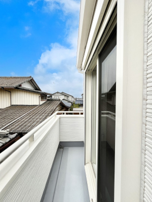 oRj[@`Balcony`@̃oRj[̑Oɂ͉_ȊOɑzՂ̂܂B󕨂₷A薾邭ĈĂ܂BƑS̐󕨂CɊ܂B