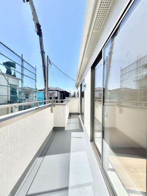 oRj[@`Balcony`@̃oRj[̑Oɂ͉_ȊOɑzՂ̂܂B󕨂₷A薾邭ĈĂ܂Bg₷JIȃoRj[ł