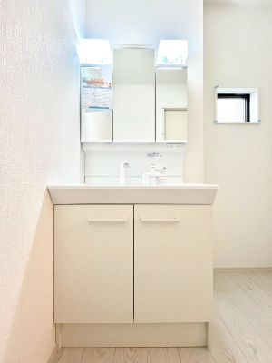 ʑEʏ@`Dressing Room`@邭pE_[[Bgꏊ炱AKȋԂƂȂĂ܂BVv[hbT[̗pĂ܂̂ŁAVyɏo܂B