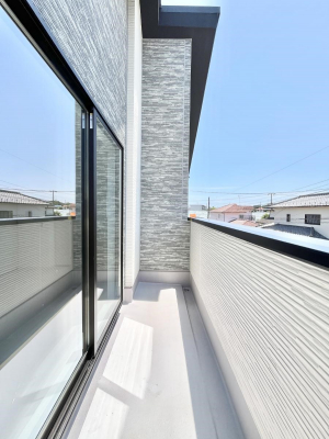 oRj[@`Balcony`@̃oRj[̑Oɂ͉_ȊOɑzՂ̂܂B󕨂₷A薾邭ĈĂ܂Bg₷JIȃoRj[ł