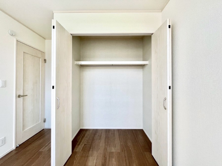 [@`Closet`@ǖʃN[[bg΃^XuKvȂAôȂXbLԂێł܂BꂽXy[XLɊpłBG߂̈ߗނ̕iȂǂՂ[o܂ˁ