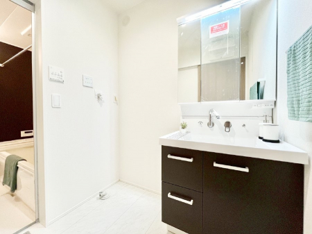 ̑@S`Dressing Room`  \ȑ傫̐ʑ͎[鎖ȂAgȂ݃`FbN⎕ȂǁA̍QԂłzeCNȃXy[Xŗ]TƂƂĒ܂B