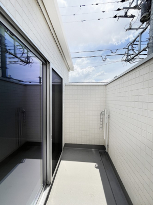 oRj[@`Balcony`  傫ȋɈ͂܂ꂽĈƁB  oRj[`ň|IȊJɕ܂܂B  oRj[͗z݂zc󕨂C悭Ƃł܂B
