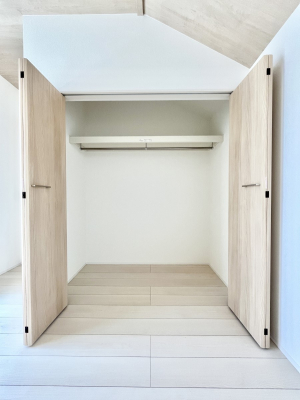 [@`Closet`@ǖʃN[[bg΃^XuKvȂAôȂXbLԂێł܂BꂽXy[XLɊpłBG߂̈ߗނ̕iȂǂՂ[o܂ˁ
