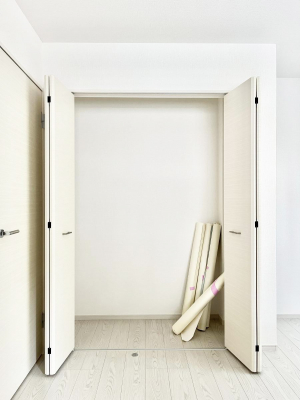 [@`Closet`@ǖʃN[[bg΃^XuKvȂAôȂXbLԂێł܂BꂽXy[XLɊpłBG߂̈ߗނ̕iȂǂՂ[o܂ˁ