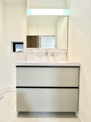 ʑEʏ@P`Dressing Room`@\ȑ傫̐ʑ͎[鎖ȂAgȂ݃`FbN⎕ȂǁA̍QԂłzeCNȃXy[Xŗ]TƂƂĒ܂B