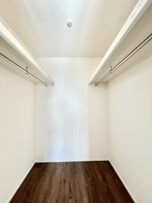 ̑@R`Walk-in Closet`@̗mĂVɂȂɂEH[NCN[[bgBmȊOɂAigȂƓdX[cP[XAXgbNiȂǉłЕtԂłB