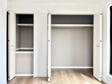 [@`Closet`@ǖʃN[[bg΃^XuKvȂAôȂXbLԂێł܂BꂽXy[XLɊpłBG߂̈ߗނ̕iȂǂՂ[o܂ˁ