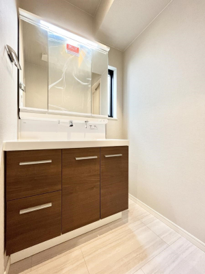 ʑEʏ@`Dressing Room`@\ȑ傫̐ʑ͎[鎖ȂAgȂ݃`FbN⎕ȂǁA̍QԂłzeCNȃXy[Xŗ]TƂƂĒ܂B