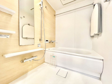 @`Bath Room`@L΂ē邱Ƃ\I̔MdȃoX^CłBqlƂꏏł\ȍLȂ̂ŁArOƂ͈ƑcR̂ЂƎy݂܂B