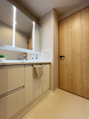 ʑEʏ@`Dressing Room`@\ȑ傫̐ʑ͎[鎖ȂAgȂ݃`FbN⎕ȂǁA̍QԂłzeCNȃXy[Xŗ]TƂƂĒ܂B