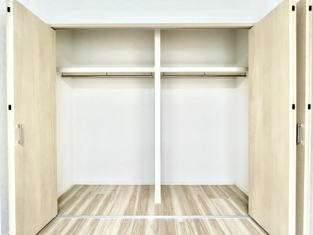 [@`Closet`@ǖʃN[[bg΃^XuKvȂAôȂXbLԂێł܂BꂽXy[XLɊpłBG߂̈ߗނ̕iȂǂՂ[o܂ˁ 
