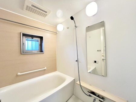 @`Bath Room`@̌薾邭C̗ǂԂłB邱ƂŁACǍDB|X[Yɏo܂B芰oX[ŁÃoX^Cy݂ɂȂ肻łB