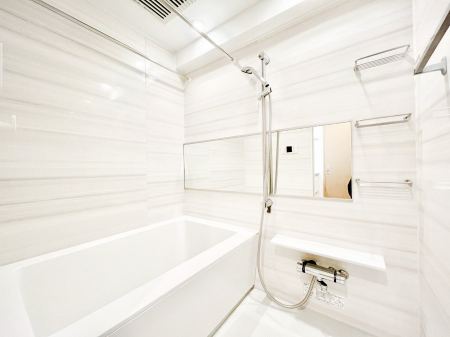 @`Bath Room`@L΂ē邱Ƃ\I̔MdȃoX^CłBqlƂꏏł\ȍLȂ̂ŁArOƂ͈ƑcR̂ЂƎy݂܂B