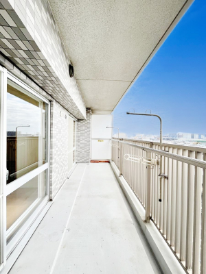 oRj[@`Balcony`@̃oRj[̑Oɂ͉_ȊOɑzՂ̂܂B󕨂₷A薾邭ĈĂ܂Bg₷JIȃoRj[ł